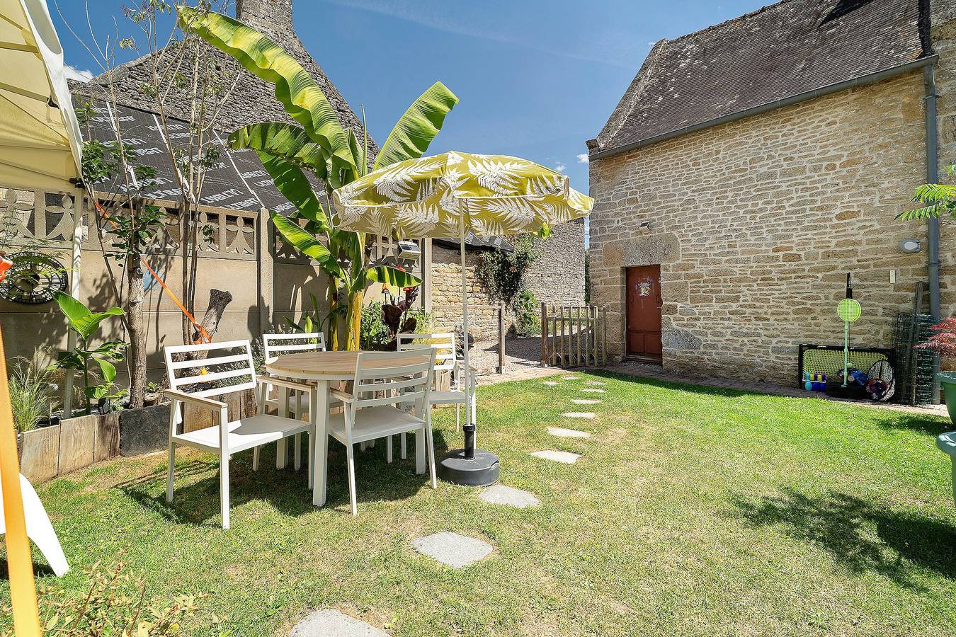 Gîte Des Faluns : Spa, massages, terrasse privée, jardin, Wi-Fi à Tréfumel, Bretagne in Tréfumel, Région de Dinan