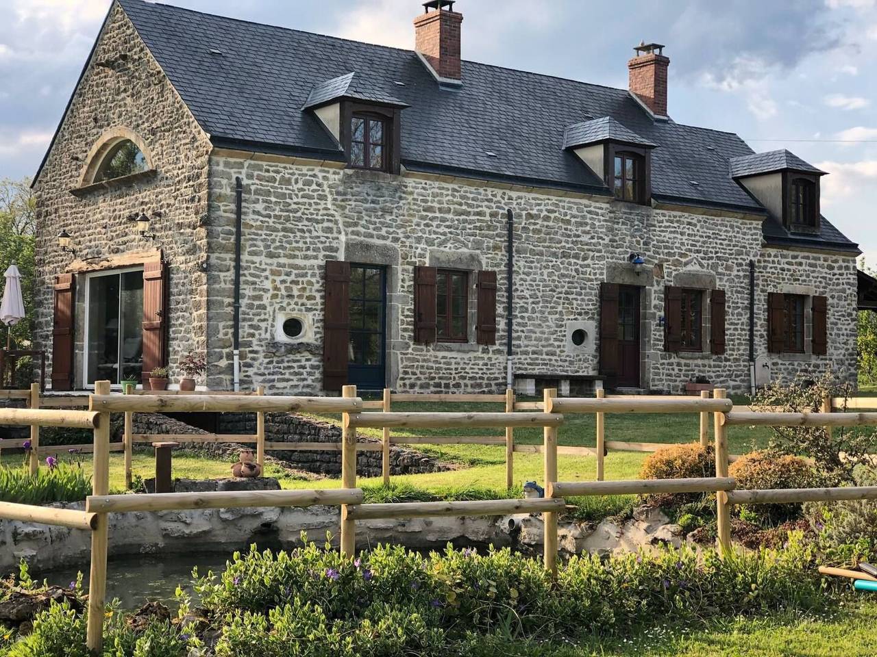 Landhaus mit eingezäuntem Garten in Crux-la-Ville, Nièvre