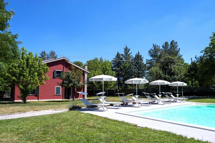 Casa vacanza per 8 persone, con Balcone/Terrazza e Giardino nonché Piscina a Cagli