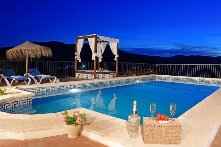 Chalet para 12 personas, con piscina además de jardín y balcón en Axarquía - 2