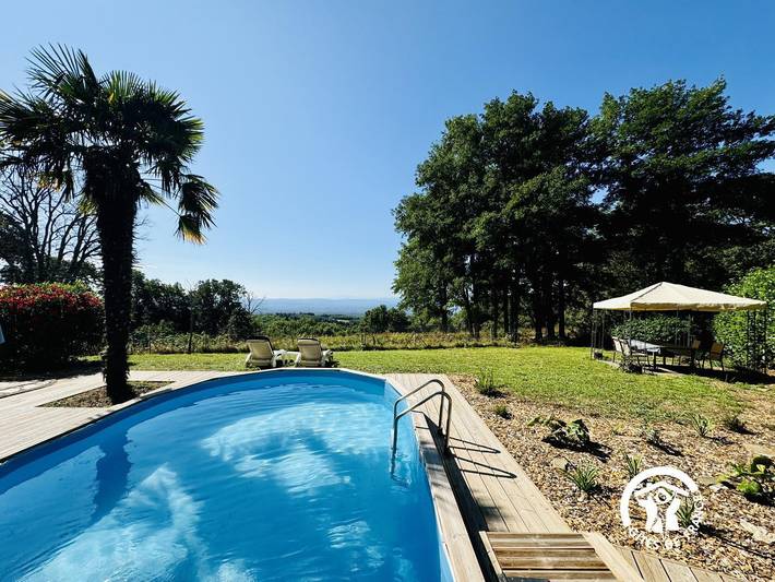 Gîte pour 4 personnes, avec piscine et jardin, animaux acceptés