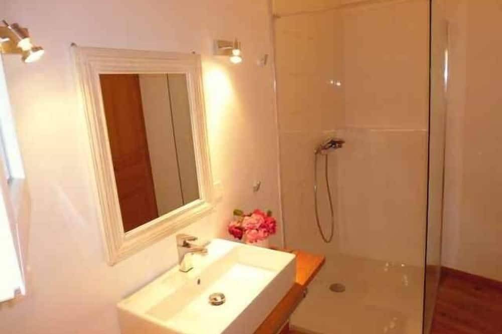 Rent traditional Corsican stone house in Vico, Ajaccio region