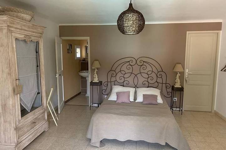 Authentic Mas Provençal near Mont-Ventoux with private pool in Mazan, Parque natural regional del Mont Ventoux
