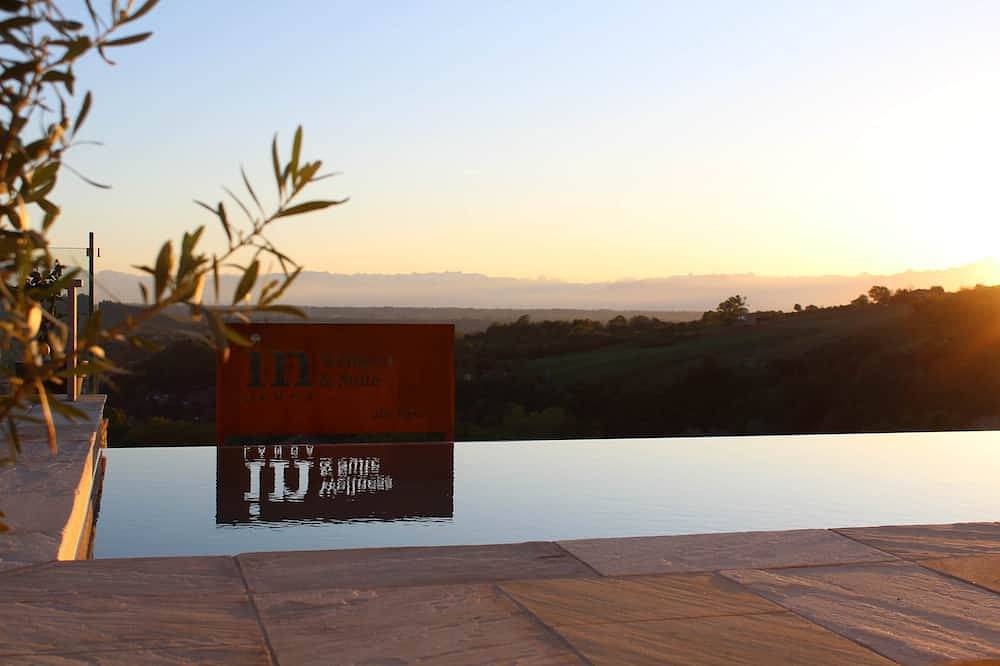 Junior Suite with Spa & Pool in Dogliani, Langhe