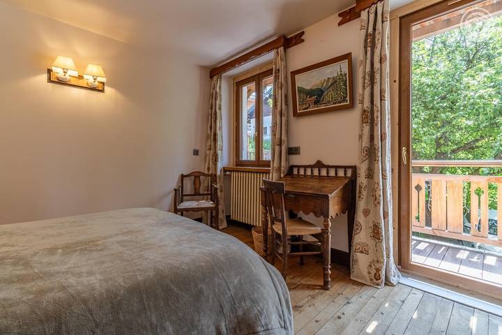 Gîte pour 13 personnes, avec terrasse dans Office De Tourisme De Notre Dame De Bellecombe - 3