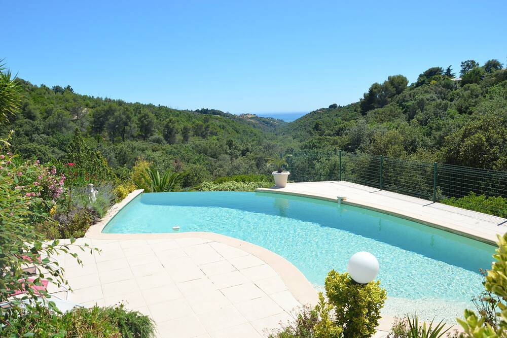 Appartement entier, Appartement indépendant de 2 pièces dans villa avec piscine in La Gaude, Côte méditerranéenne (France)
