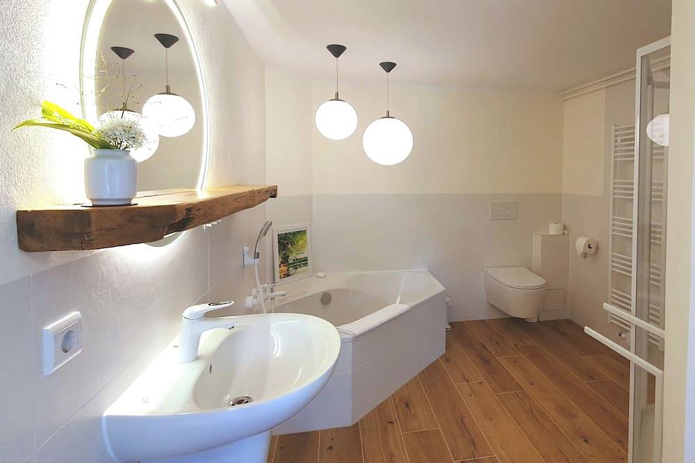 Ferienhaus Hummel-Nest, Terrasse, Nähe Dresden, 2 Schlafzimmer, 4+1 Personen in Laußnitz, Oberlausitz-Niederschlesien