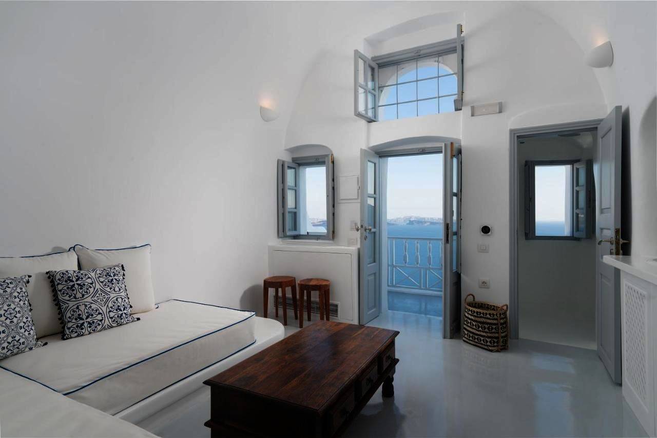Suite with Balcony and Blue Domes View in Ormos Ammoudiou, Oia