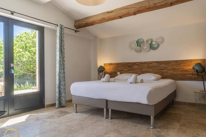 Grand Mazet rez-de-jardin, 3 suites parentales piscine commune- Vallée des Baux in Paradou, Région d'Arles