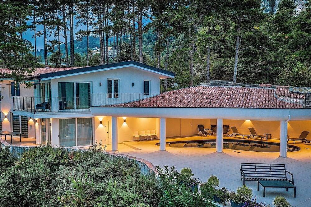 Villa Abetaia With Pool And Lake View in Tremosine, Gardasee-Berge