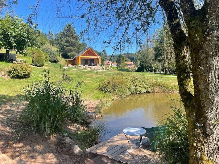 Chalet pour 4 personnes, avec terrasse et vue sur le lac ainsi que vue et jardin