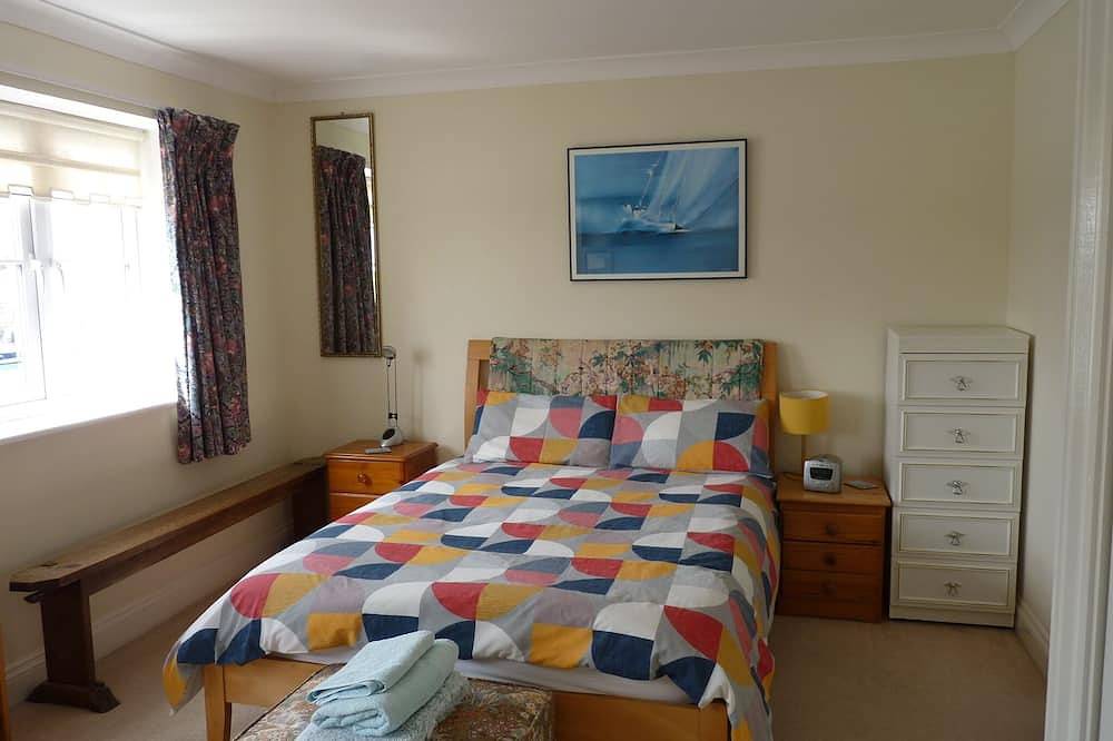 Lovely riverside  home  Free parking train station, shops, restaurants nearby in Littlehampton, West Sussex