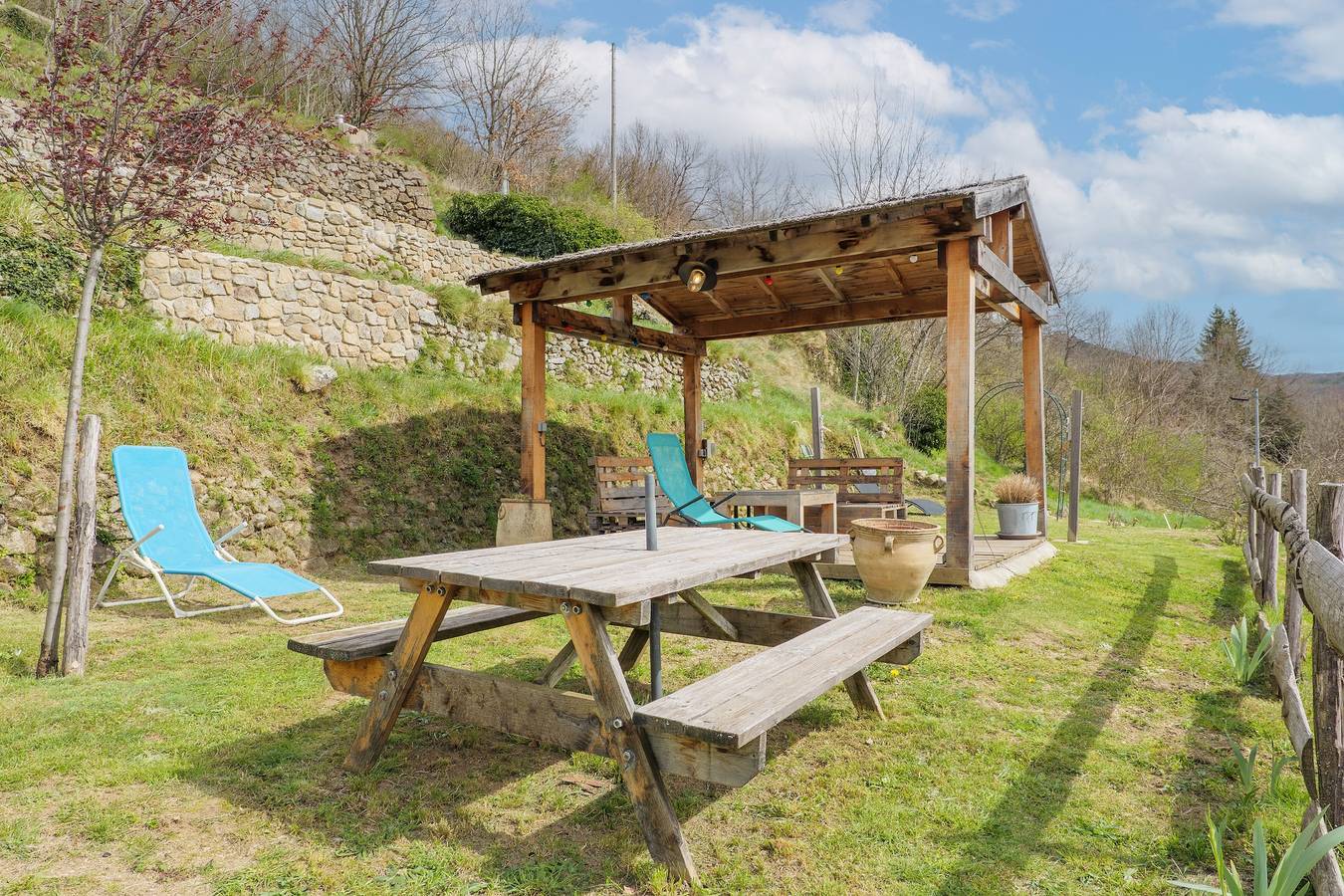 Gästezimmer „Les Terrasses de Collanges“ mit Bergblick und Wlan in Saint-Pierre-de-Colombier, Parc naturel régional des Monts d'Ardèche