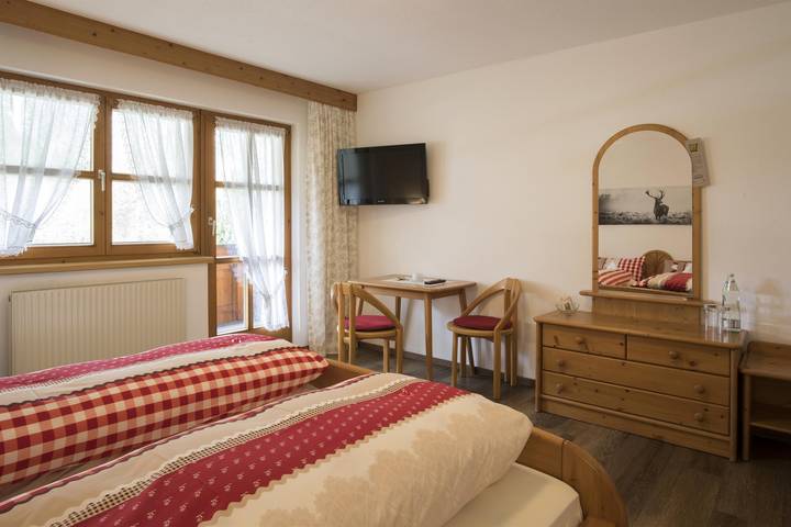 Apartamento de férias inteiro, Habitación doble, ducha, Wc, lado mirando al bosque in Sankt Gallenkirch, Montanhas Verwall