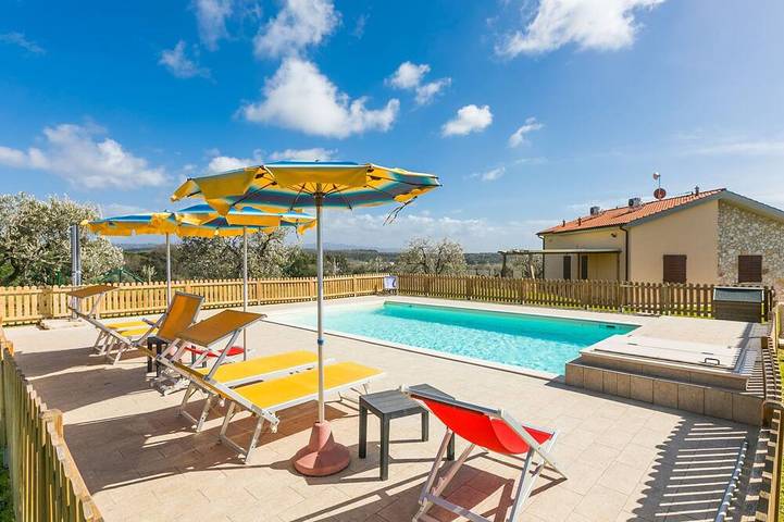 Ferienhaus für 8 Personen, mit Terrasse und Garten sowie Pool