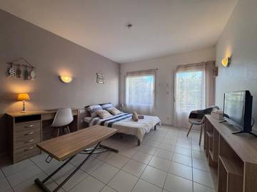 Gîte pour 2 personnes, avec terrasse ainsi que jardin et vue sur le lac, adapté aux familles à Aytré