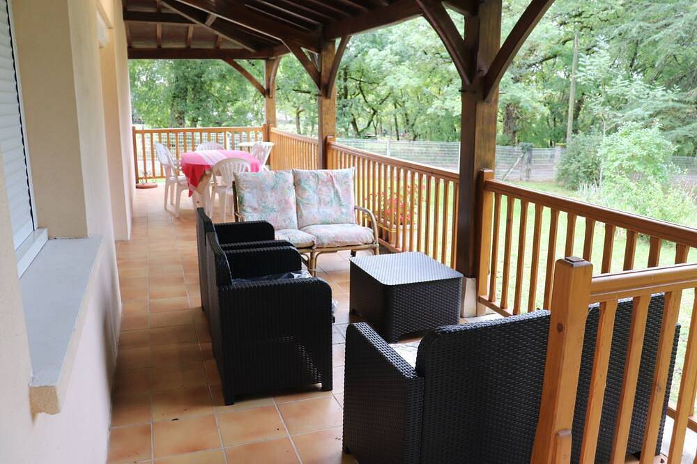 Detached house, large covered terrace, fenced garden, Wifi Access in La Ballade de Pern, Quercy