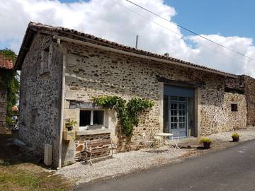 Gîte pour 6 personnes, avec jardin et piscine à Cherves-Châtelars