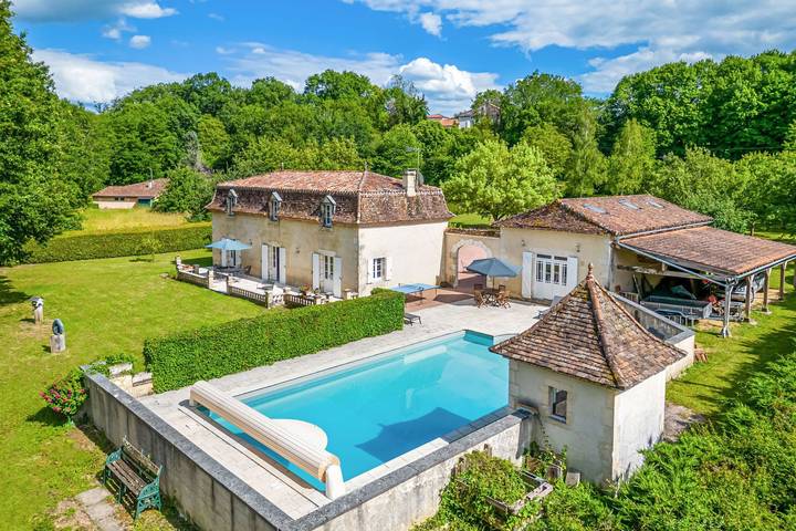 Location de vacances pour 8 personnes, avec Jardin et Piscine à Bourdeilles