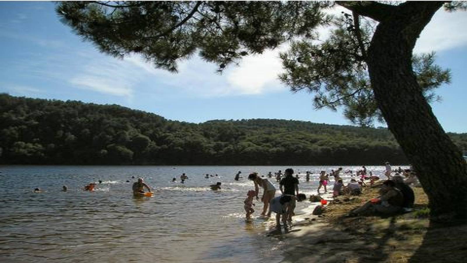 Lake Cottage in Caurel, Région de Guingamp