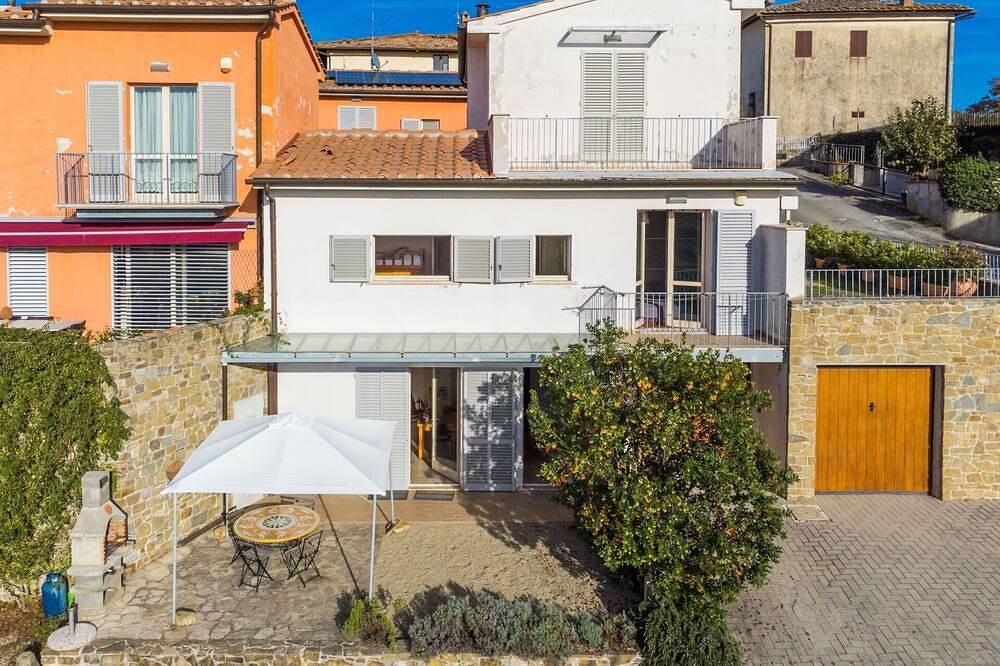 Beautiful private villa with Wifi, A/C, Tv, terrace, pets allowed, panoramic view and parking in Castellina in Chianti, Chianti