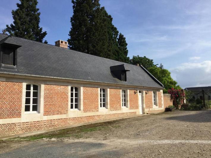 Location de vacances pour 12 personnes, avec Terrasse ainsi que Jardin et Vue à Aumont