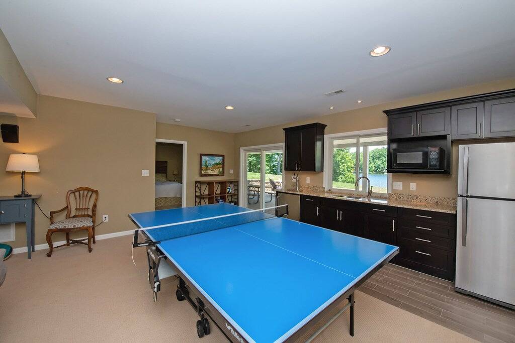 Neue Liste (neue Besitzer)! Luxuriöses Lakefront-Haus mit überdachter Hafenanlage in Lake Anna