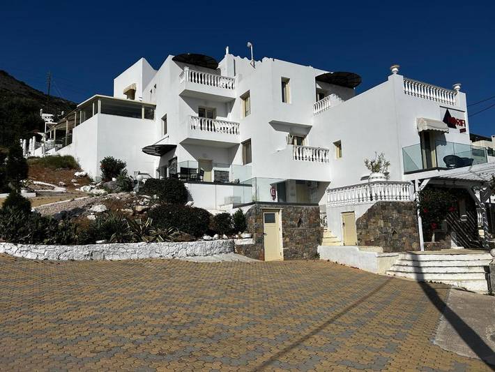 Hotel voor 4 personen, with uitzicht and tuin as well as zwembad in Koutouloufari
