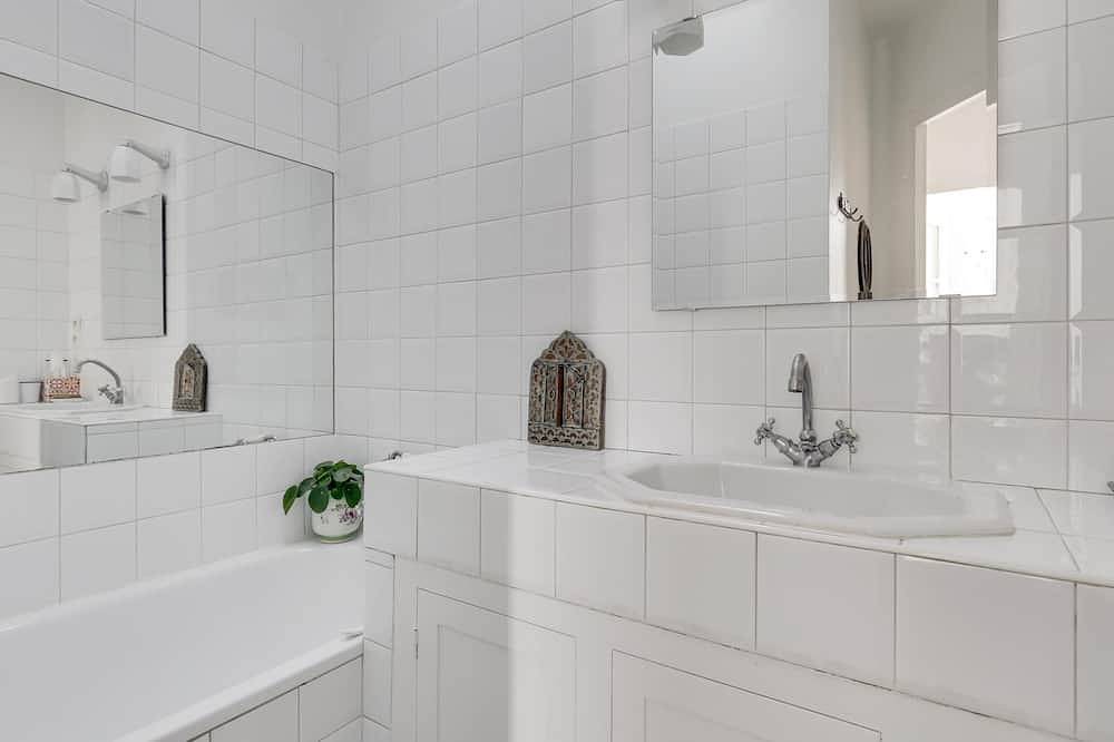 Comfortable house with terrace for 5 people by Weekome in Paris 13e Arrondissement, Paris
