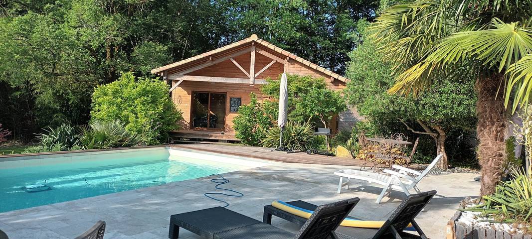Gîte pour 2 personnes, avec jardin ainsi que piscine et terrasse