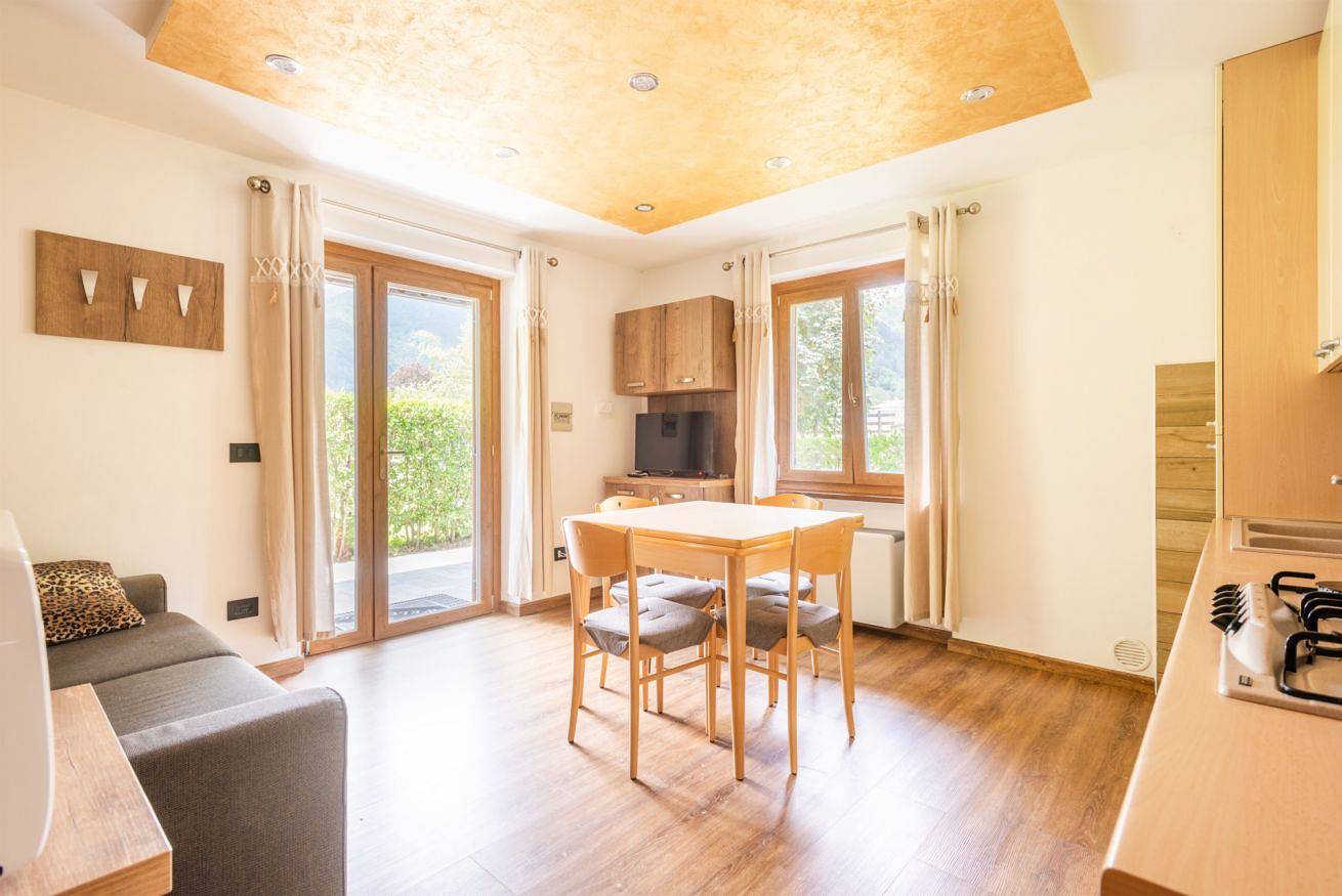 Ganze Wohnung, Casa Lucia Design mit privat Terrasse nur 100 vom Strand in Pieve di Ledro, Ledro