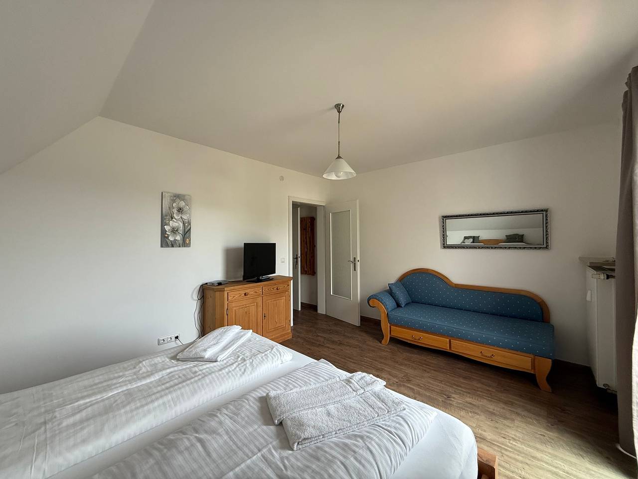 Smoke and Flame, Cafe-Pension am Tor, 18 qm Doppelzimmer in Rottenbuch, Romantische Straße