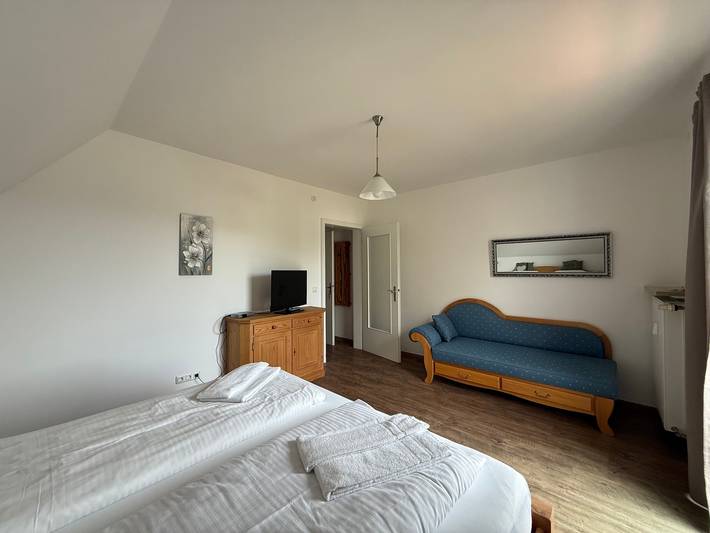 Smoke and Flame, Cafe-Pension am Tor, 18 qm Doppelzimmer in Rottenbuch, Romantische Straße