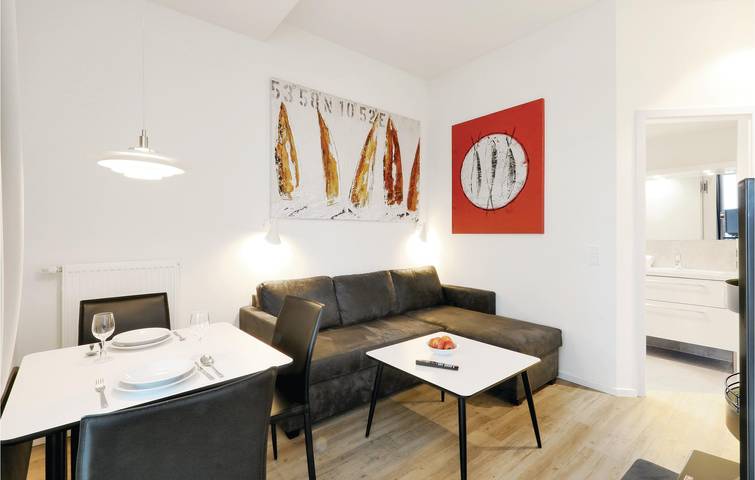 Ganze Ferienwohnung, 400m zum Strand Priwall: Appartement mit Parkplatz, Terrasse, TV & Internet in Ostseebad Travemünde, Lübeck