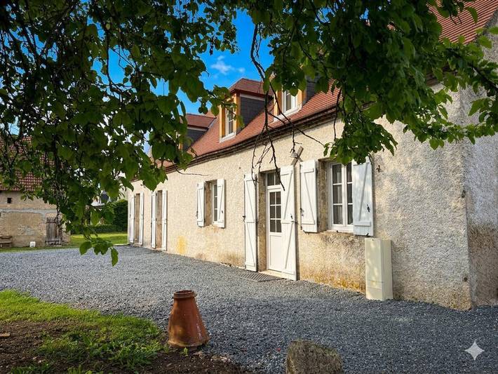 Gîte pour 10 personnes, avec jardin et terrasse à Rongères