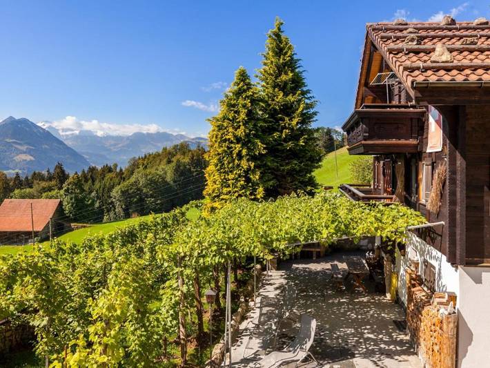 Ferienhaus für 12 Personen, mit Balkon und Terrasse sowie Pool und Seeblick in Sarnen