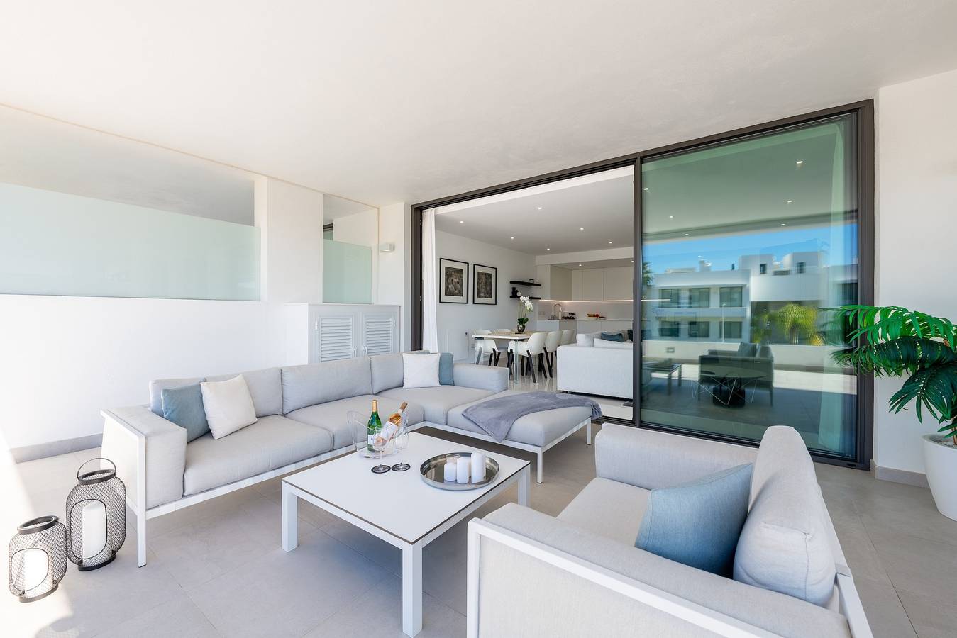 Geheel appartement, Luxe 2-slaapkamer appartement met indrukwekkend 81 m² terras & lagunezwembad in Urbanizacion cataleya, Estepona