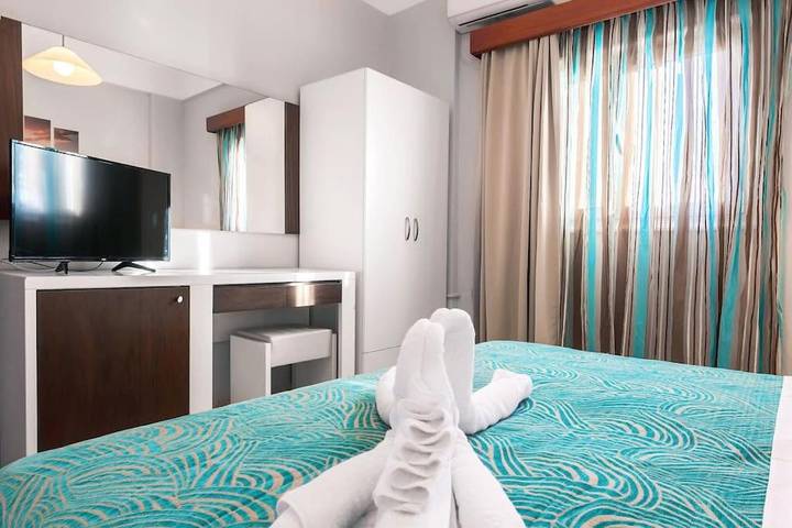 Location de vacances pour 6 personnes, avec piscine ainsi que vue et jardin dans Keratokambos - 4