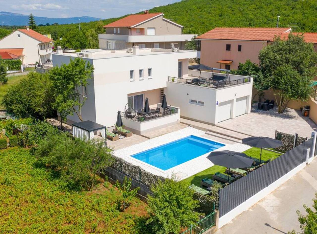 Five Bedroom Villa with Private Pool in Dalmatinisches Zagora