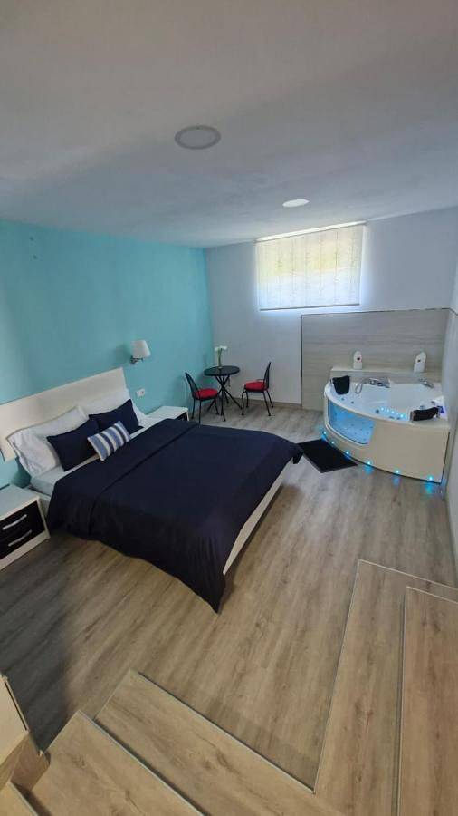 Apartamento de vacaciones para 2 personas, con terraza además de jacuzzi y jardín - 1