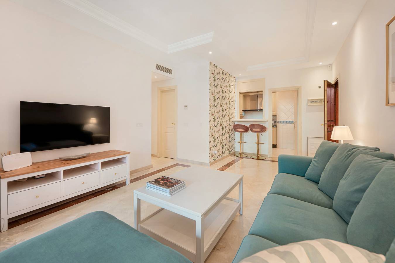 Apartamento inteiro, Apartamento 'Don Carlos Marbella Beach' com Piscina Partilhada, Wi-Fi e Ar Condicionado in Marbella Oriental, Marbella