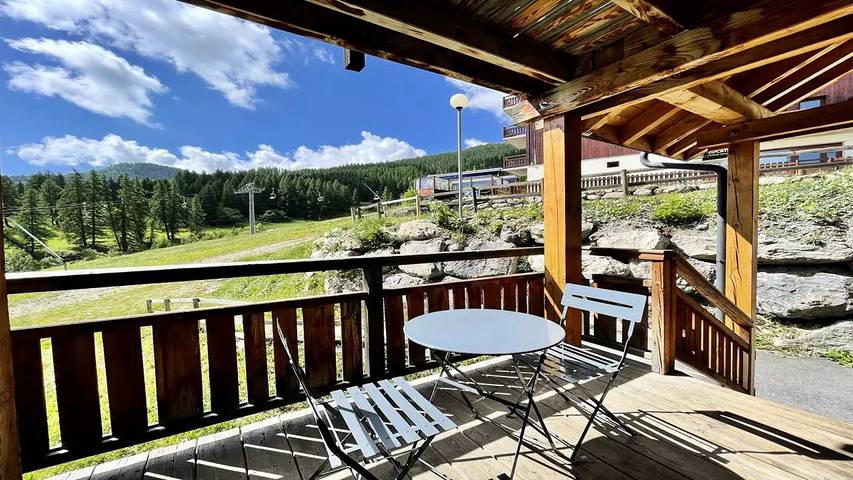 Chalet pour 6 personnes, avec piscine et vue ainsi que balcon et sauna