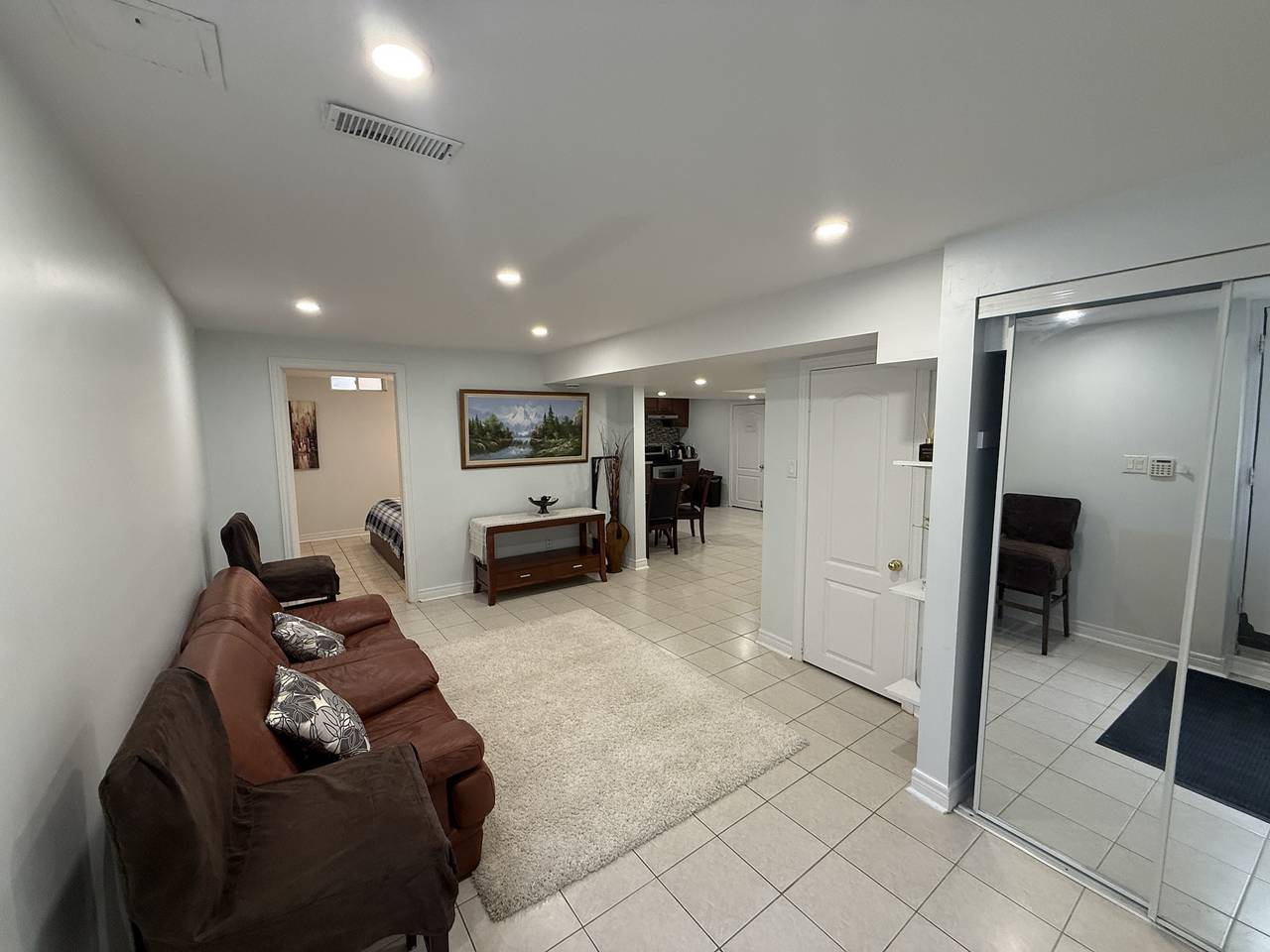 Suite privada completa Entrada independiente Estacionamiento gratuito in Richmond Hill, Lago Ontario (Kanada)
