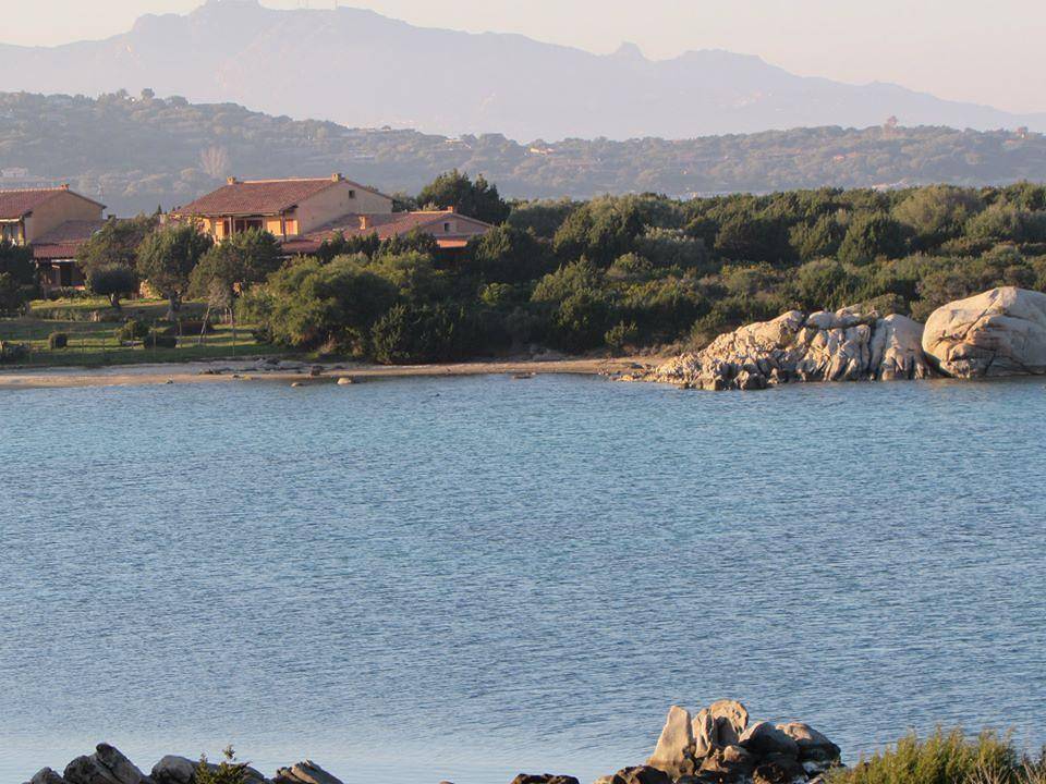 Ganze Ferienwohnung, Drei-Zimmer-Wohnung in einer Residenz am Meer in Marinella in Villaggio Marineledda, Costa Smeralda
