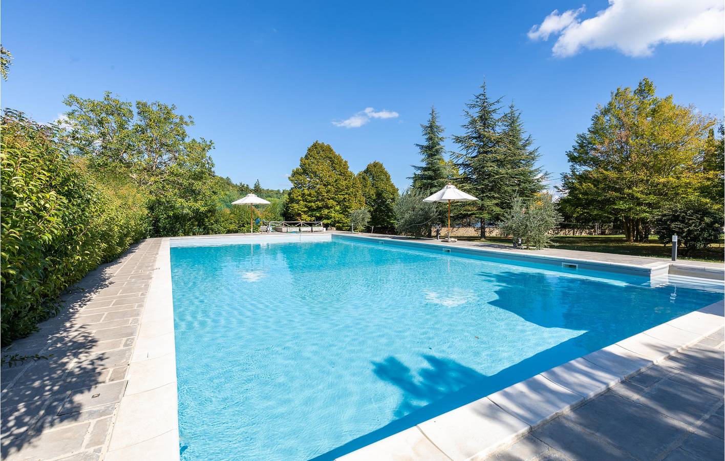 Entire holiday apartment, Hillside Apartment with Baby Bed, Pool & Parking in Monte Santa Maria Tiberina, Valtiberina
