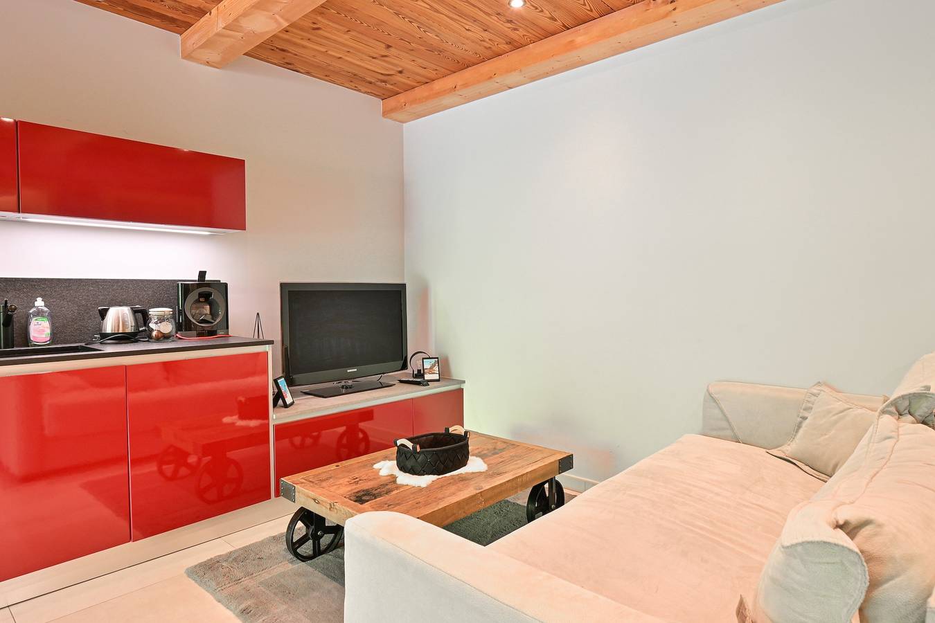 Appartement entier, Appartement Alice dans chalet avec vue sur la montagne et terrasse partagée in Les Villards-sur-Thônes, Région d'Annecy