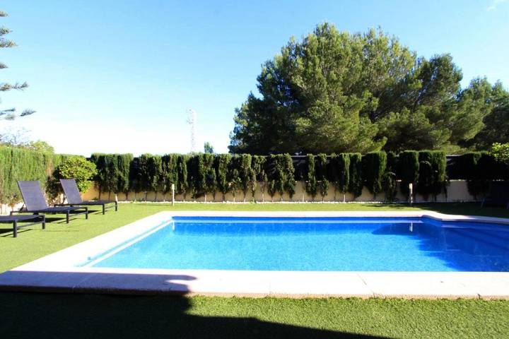 Location de vacances pour 6 personnes, avec vue ainsi que piscine et jardin, adapté aux familles à Santa Ponsa - 4