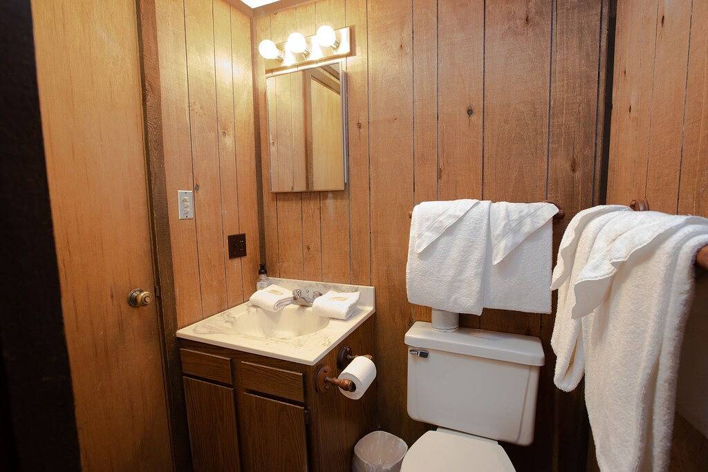 Ein charmantes Ferienhaus in einer bewaldeten Umgebung mit gemütlichem Dekor und erlaubt Hunde in Gogebic County