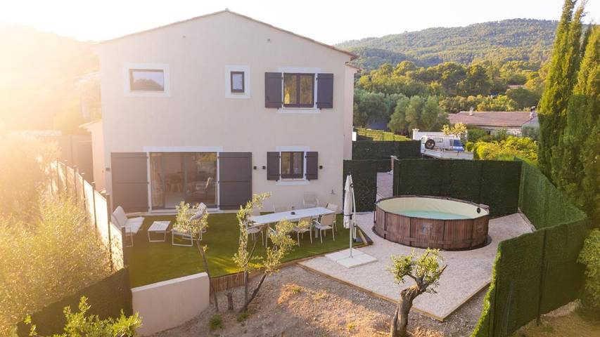 Location de vacances pour 8 personnes, avec jardin et vue ainsi que terrasse et piscine à Figanières - 4