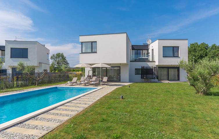 Villa voor 10 personen, with sauna and tuin as well as terras and zwembad in Novigrad